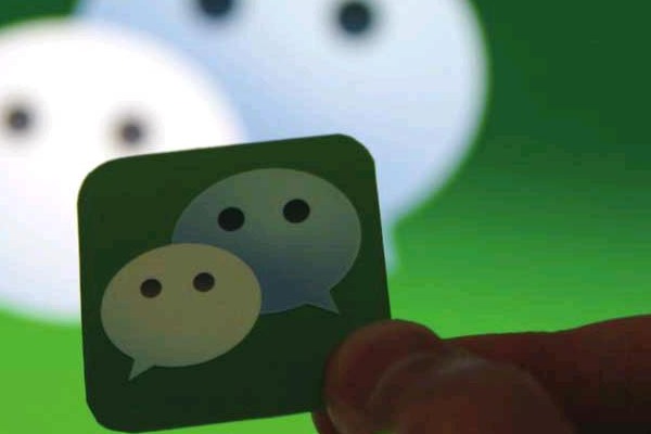 许多工作室用手机操作给别人微信加粉，说是一个微信加100人给80元，他们用什么平台接任务，结算工资?